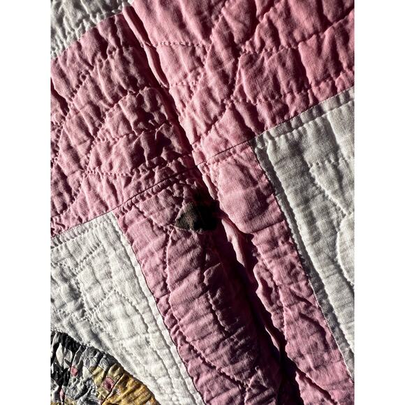 Mabel's 1945 Pink & White Dresden Plate Feedsack Floral Quilt - Picture 5 of 6